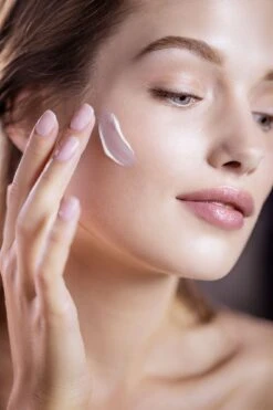 Phyto-Blanc Brightening Protective Moisturizer 9 Phyto-Blanc Brightening Protective Moisturizer -Charlotte Tilbury Shop 3473311590305 alt1