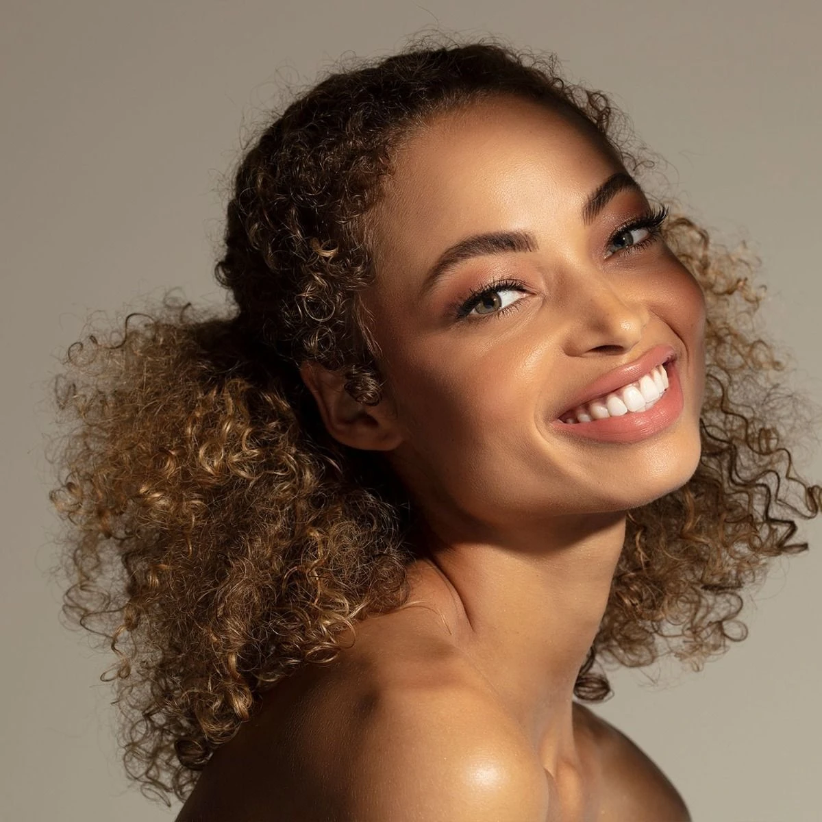 Valdé Armor Refillable Lip Set, Mercy 5 Valdé Armor Refillable Lip Set, Mercy - Image 3