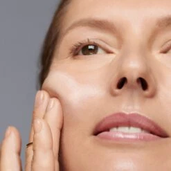 Bobbi Brown Extra Repair Moisture Cream Intense 8 Bobbi Brown Extra Repair Moisture Cream Intense -Charlotte Tilbury Shop erer agelessmodel showingtexture extrarepairmoisturecreamintense 2000x2000 2