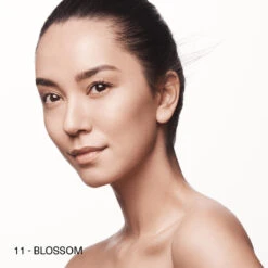 La Mer The Soft Moisture Powder Foundation SPF 30 33 La Mer The Soft Moisture Powder Foundation SPF 30 -Charlotte Tilbury Shop webp00132001 h blossom alt2 1